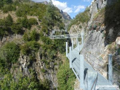 Valle del Tena - Pirineos Atlánticos; castillo de zafra nacimiento del rio ebro viajar por el mundo 